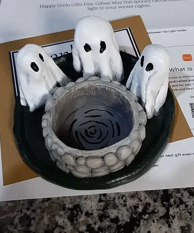 A spoopy holder!